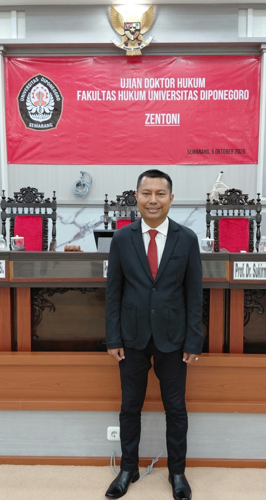 ZENTONI RAIH GELAR DOKTOR HUKUM DI UNIVERSITAS DIPONEGORO
